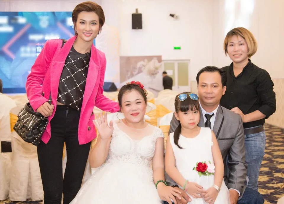 Từng đổ vỡ hôn nhân, Kim Tuyến xúc động trao nhẫn cưới cho những cô dâu nghèo - 2 Từng đổ vỡ hôn nhân, Kim Tuyến xúc động trao nhẫn cưới cho những cô dâu nghèo - 2