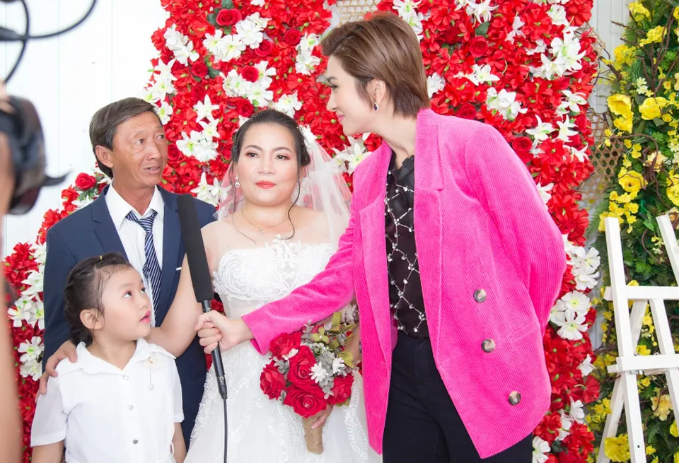 Từng đổ vỡ hôn nhân, Kim Tuyến xúc động trao nhẫn cưới cho những cô dâu nghèo - 3 Từng đổ vỡ hôn nhân, Kim Tuyến xúc động trao nhẫn cưới cho những cô dâu nghèo - 3