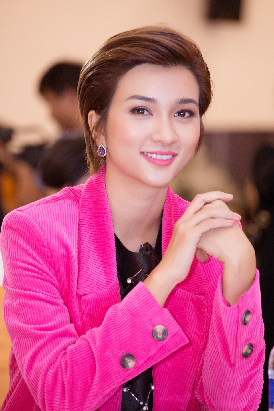 Từng đổ vỡ hôn nhân, Kim Tuyến xúc động trao nhẫn cưới cho những cô dâu nghèo - 1 Từng đổ vỡ hôn nhân, Kim Tuyến xúc động trao nhẫn cưới cho những cô dâu nghèo - 1