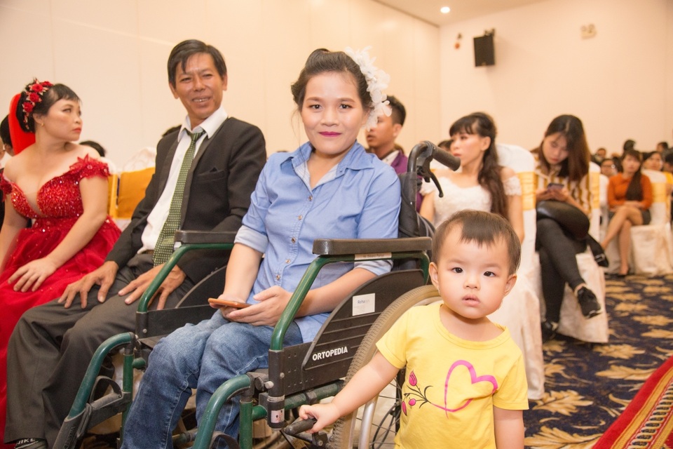 Từng đổ vỡ hôn nhân, Kim Tuyến xúc động trao nhẫn cưới cho những cô dâu nghèo - 10 Từng đổ vỡ hôn nhân, Kim Tuyến xúc động trao nhẫn cưới cho những cô dâu nghèo - 10