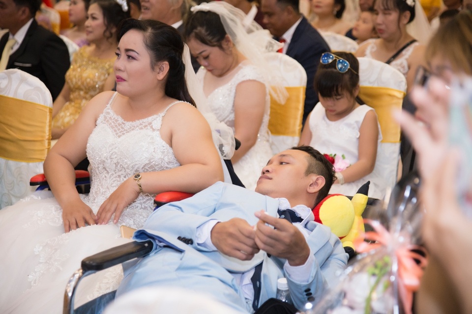Từng đổ vỡ hôn nhân, Kim Tuyến xúc động trao nhẫn cưới cho những cô dâu nghèo - 4 Từng đổ vỡ hôn nhân, Kim Tuyến xúc động trao nhẫn cưới cho những cô dâu nghèo - 4