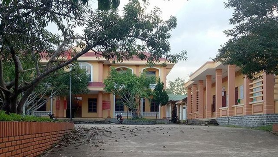 Để xảy ra nhiều sai phạm, bí thư, chủ tịch xã cùng bị cách chức - 1