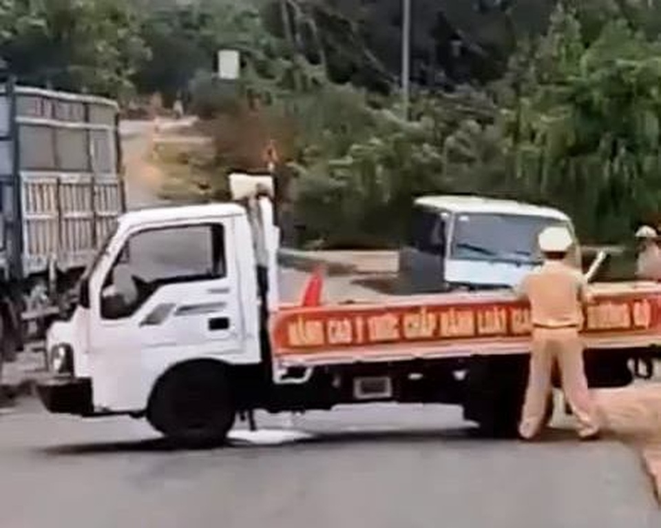 Vụ thanh niên tông vào CSGT: Chuyển hồ sơ sang Công an tỉnh - 2 Vụ thanh niên tông vào CSGT: Chuyển hồ sơ sang Công an tỉnh - 2