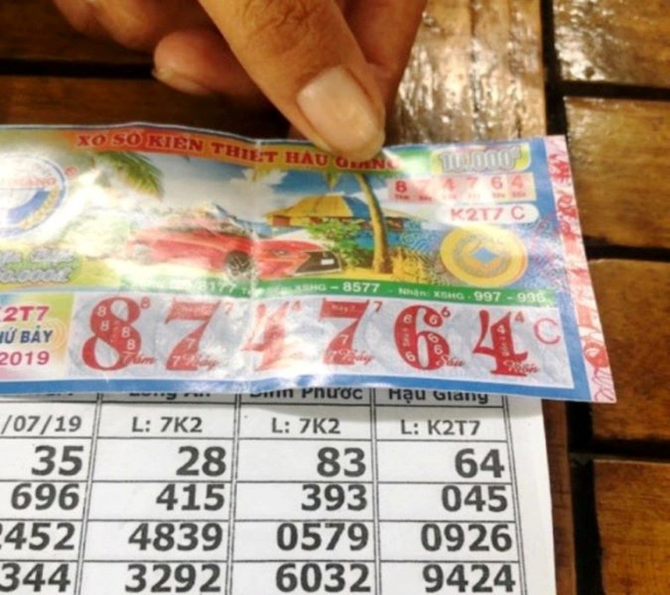 Vĩnh Long: Người bán vé số dạo hoang mang với vé số giả - 2 Vĩnh Long: Người bán vé số dạo hoang mang với vé số giả - 2