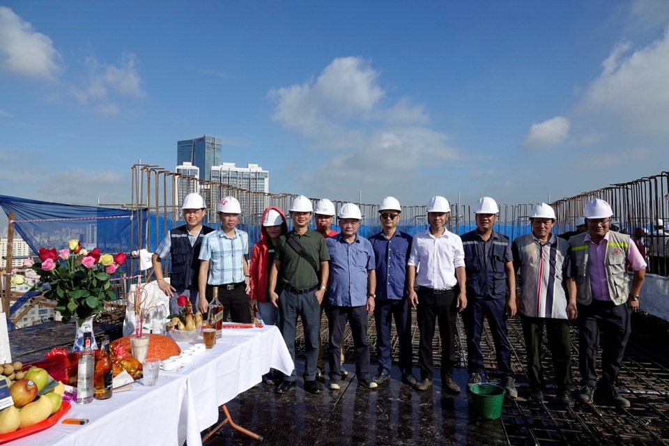 Cất nóc dự án dát vàng 7 sao Hà Nội Golden Lake - 3 Cất nóc dự án dát vàng 7 sao Hà Nội Golden Lake - 3