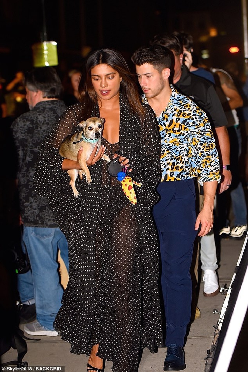Priyanka Chopra diện váy xuyên thấu sánh đôi chồng trẻ - 1 Priyanka Chopra diện váy xuyên thấu sánh đôi chồng trẻ - 1