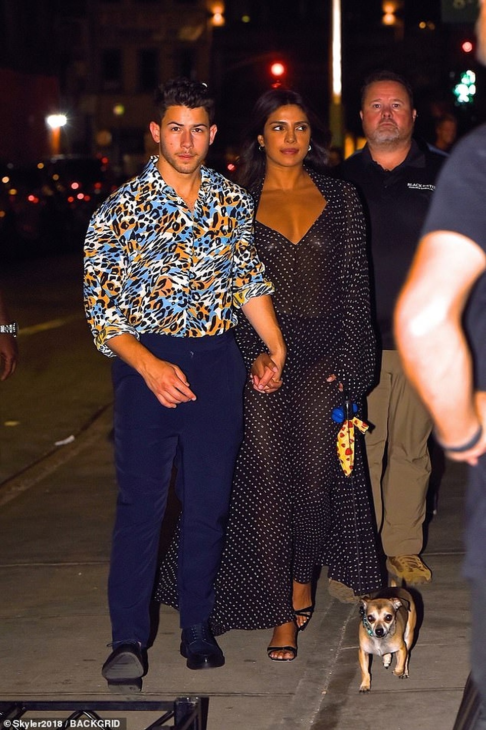 Priyanka Chopra diện váy xuyên thấu sánh đôi chồng trẻ - 3 Priyanka Chopra diện váy xuyên thấu sánh đôi chồng trẻ - 3