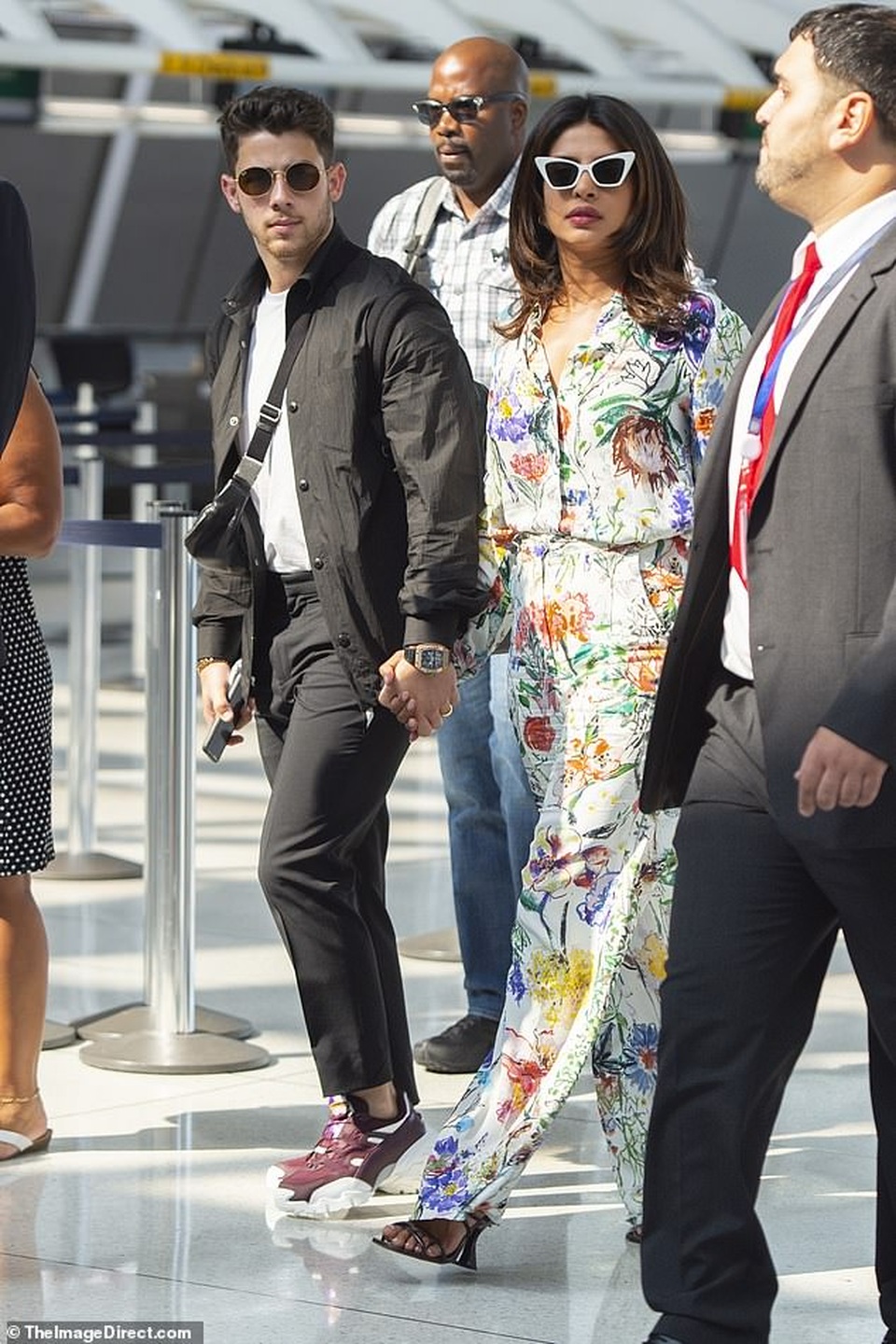 Priyanka Chopra diện váy xuyên thấu sánh đôi chồng trẻ - 6 Priyanka Chopra diện váy xuyên thấu sánh đôi chồng trẻ - 6