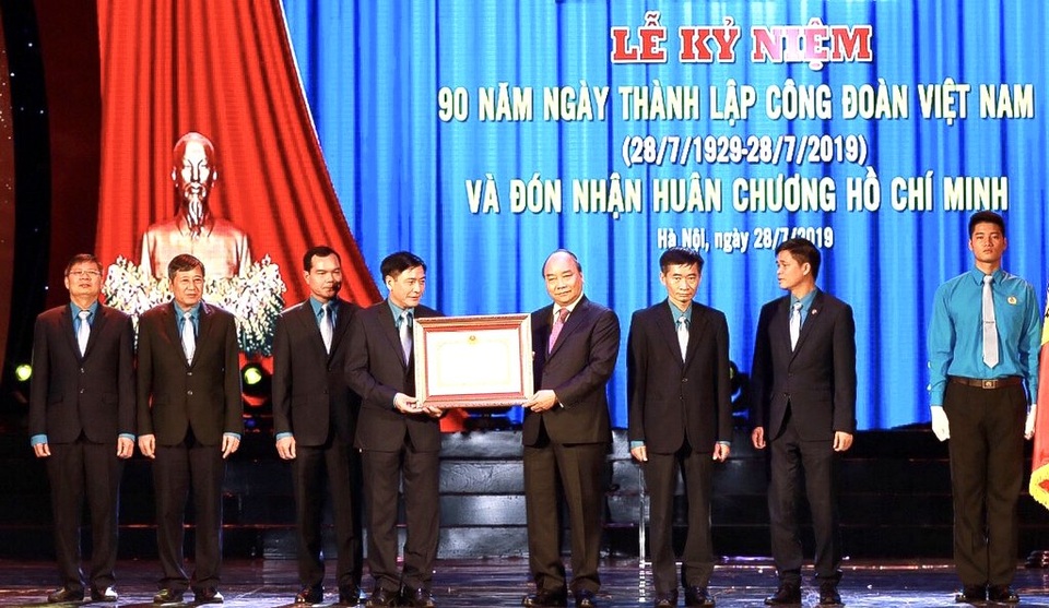 Thủ tướng Nguyễn Xuân Phúc: “Công đoàn ở tuyến đầu trong công nghiệp hoá, hiện đại hoá” - 2 Thủ tướng Nguyễn Xuân Phúc: “Công đoàn ở tuyến đầu trong công nghiệp hoá, hiện đại hoá” - 2
