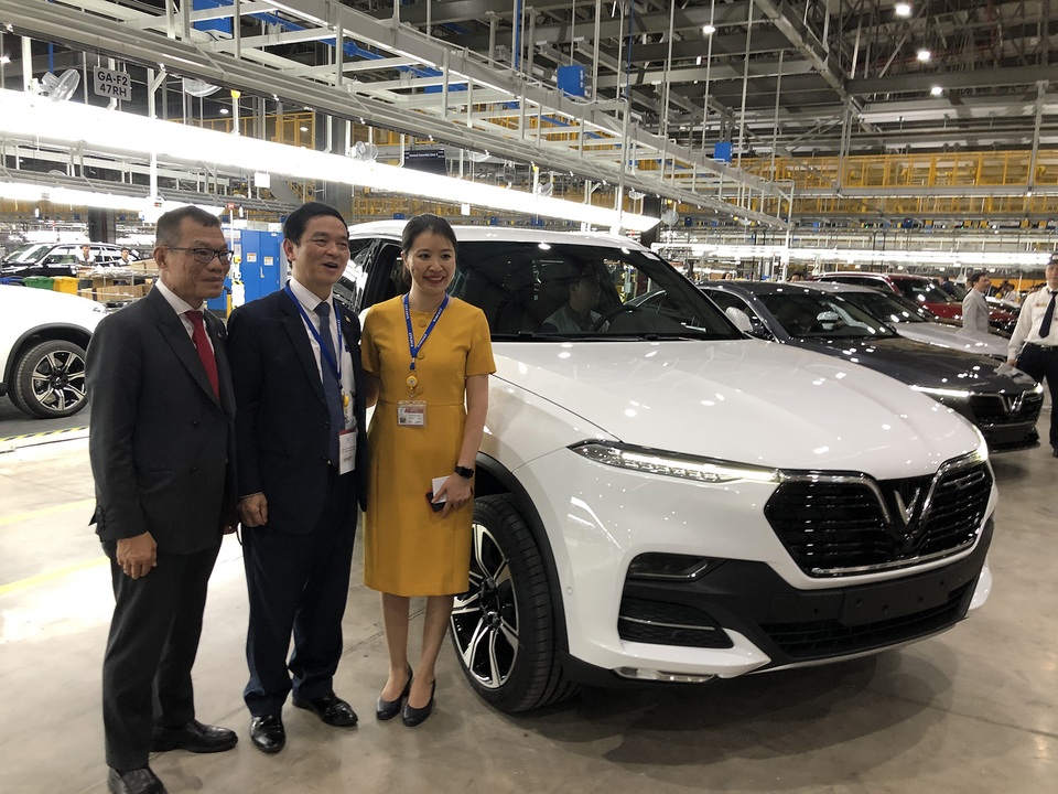 VinFast Lux chính thức tới tay người tiêu dùng, khai sinh thương hiệu ôtô “Made in Vietnam” - 3 VinFast Lux chính thức tới tay người tiêu dùng, khai sinh thương hiệu ôtô “Made in Vietnam” - 3