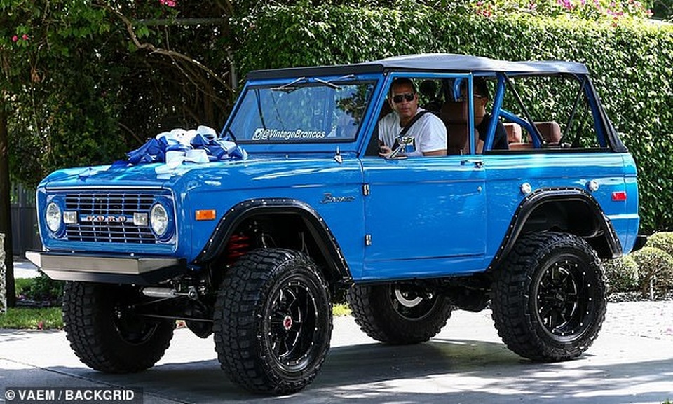 Jennifer Lopez và bồ trẻ lái xe sành điệu ra phố - 5