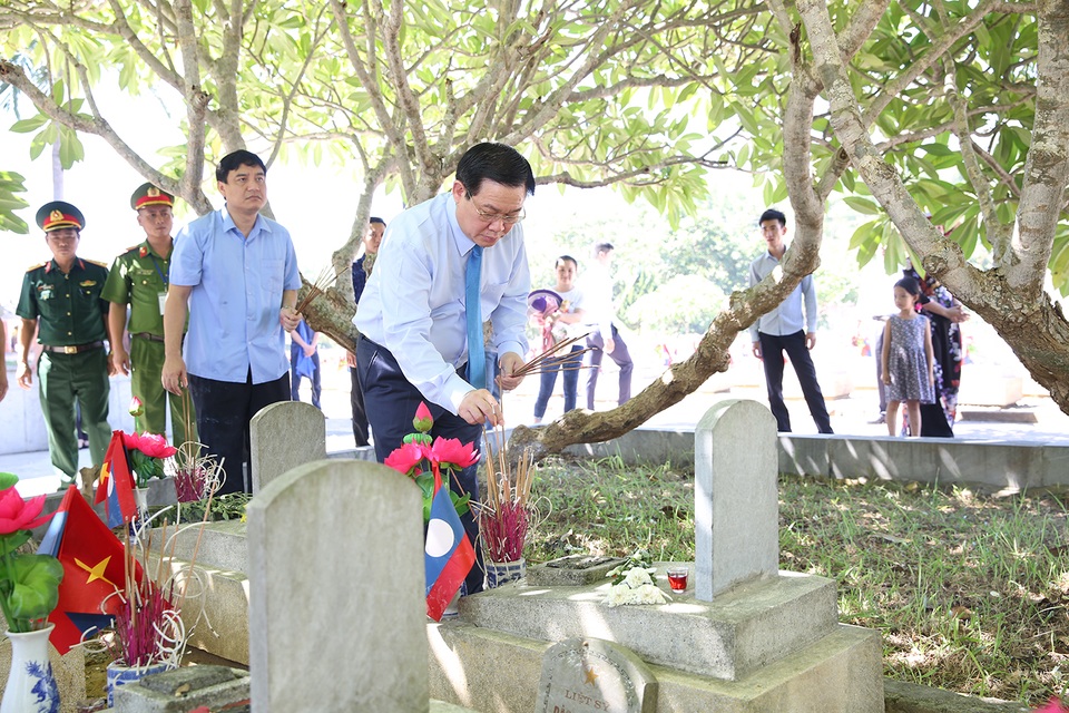 Phó Thủ tướng Vương Đình Huệ tri ân các Anh hùng Liệt sỹ - 1 Phó Thủ tướng Vương Đình Huệ tri ân các Anh hùng Liệt sỹ - 1