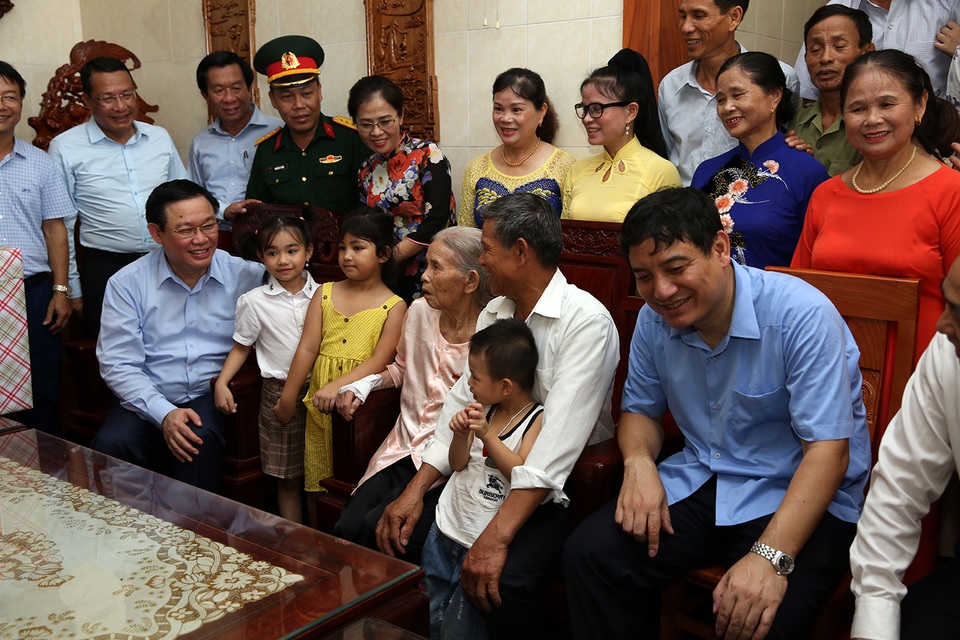 Phó Thủ tướng Vương Đình Huệ tri ân các Anh hùng Liệt sỹ - 2 Phó Thủ tướng Vương Đình Huệ tri ân các Anh hùng Liệt sỹ - 2