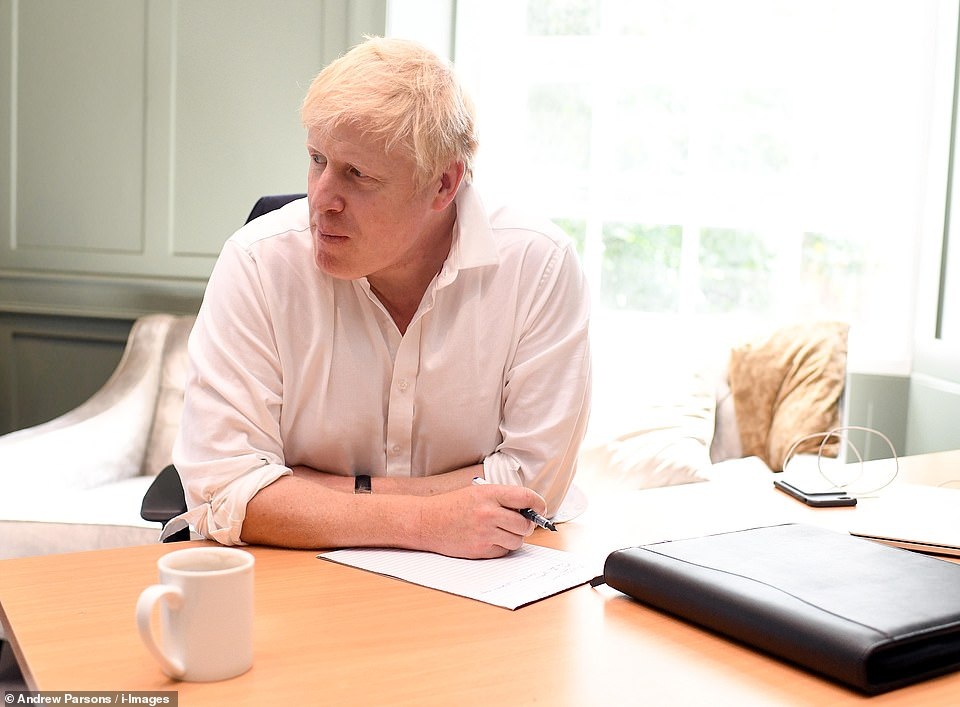 Ngày đầu làm thủ tướng của bản sao Donald Trump nước Anh - 8 Ngày đầu làm thủ tướng của bản sao Donald Trump nước Anh - 8