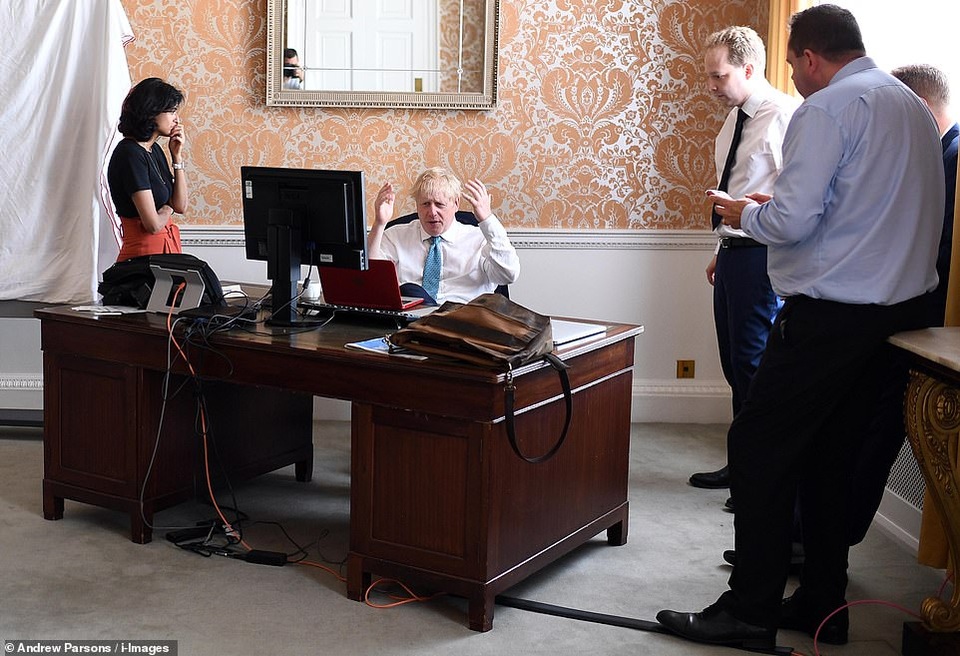 Ngày đầu làm thủ tướng của bản sao Donald Trump nước Anh - 5 Ngày đầu làm thủ tướng của bản sao Donald Trump nước Anh - 5