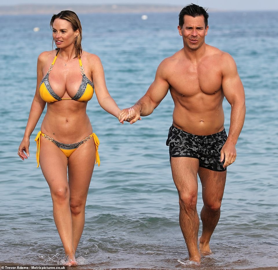 Rhian Sugden bất ngờ cởi áo trên biển - 7