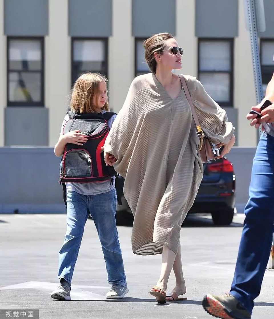Angelina Jolie xinh đẹp dạo phố cùng con gái nhỏ - 6