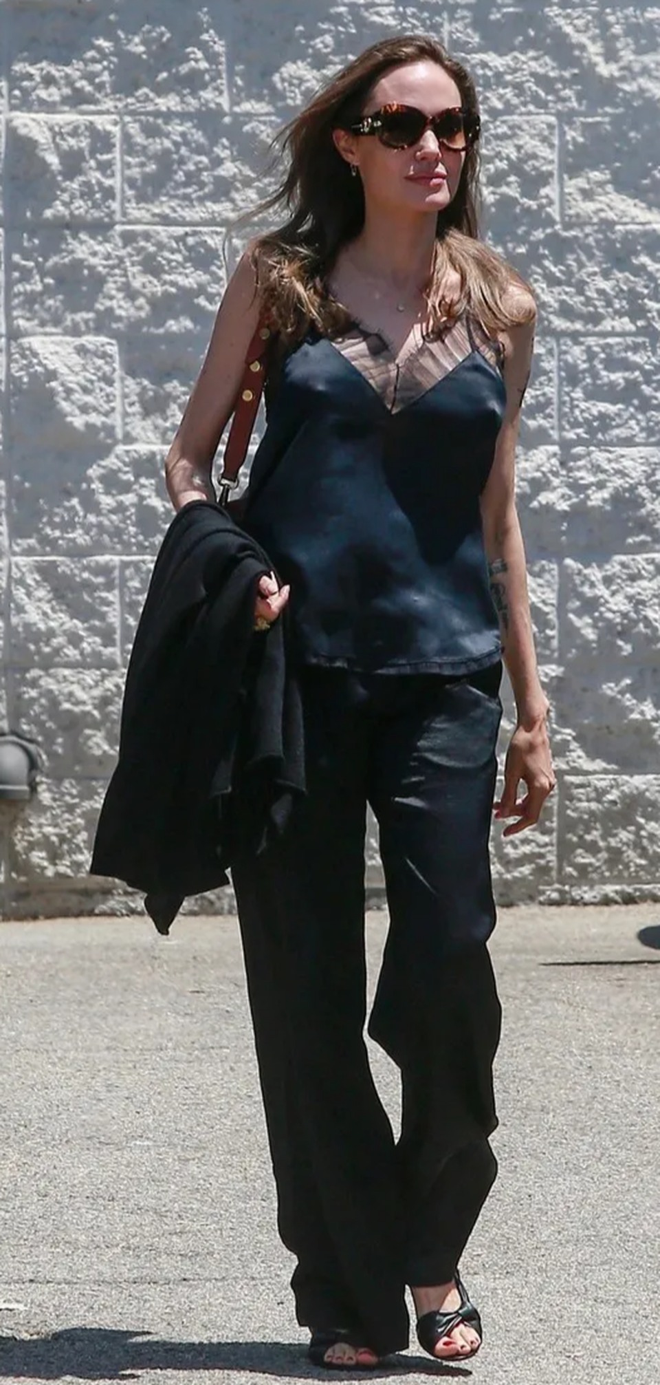 Angelina Jolie xinh đẹp dạo phố cùng con gái nhỏ - 7