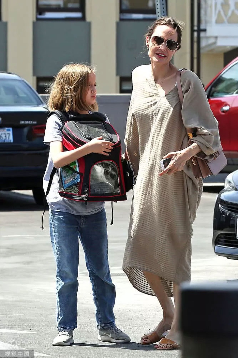 Angelina Jolie xinh đẹp dạo phố cùng con gái nhỏ - 2