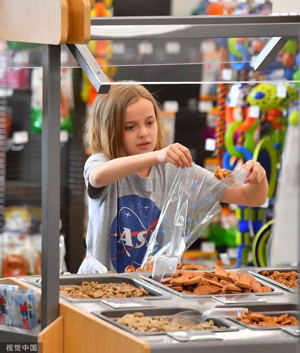 Angelina Jolie xinh đẹp dạo phố cùng con gái nhỏ - 3