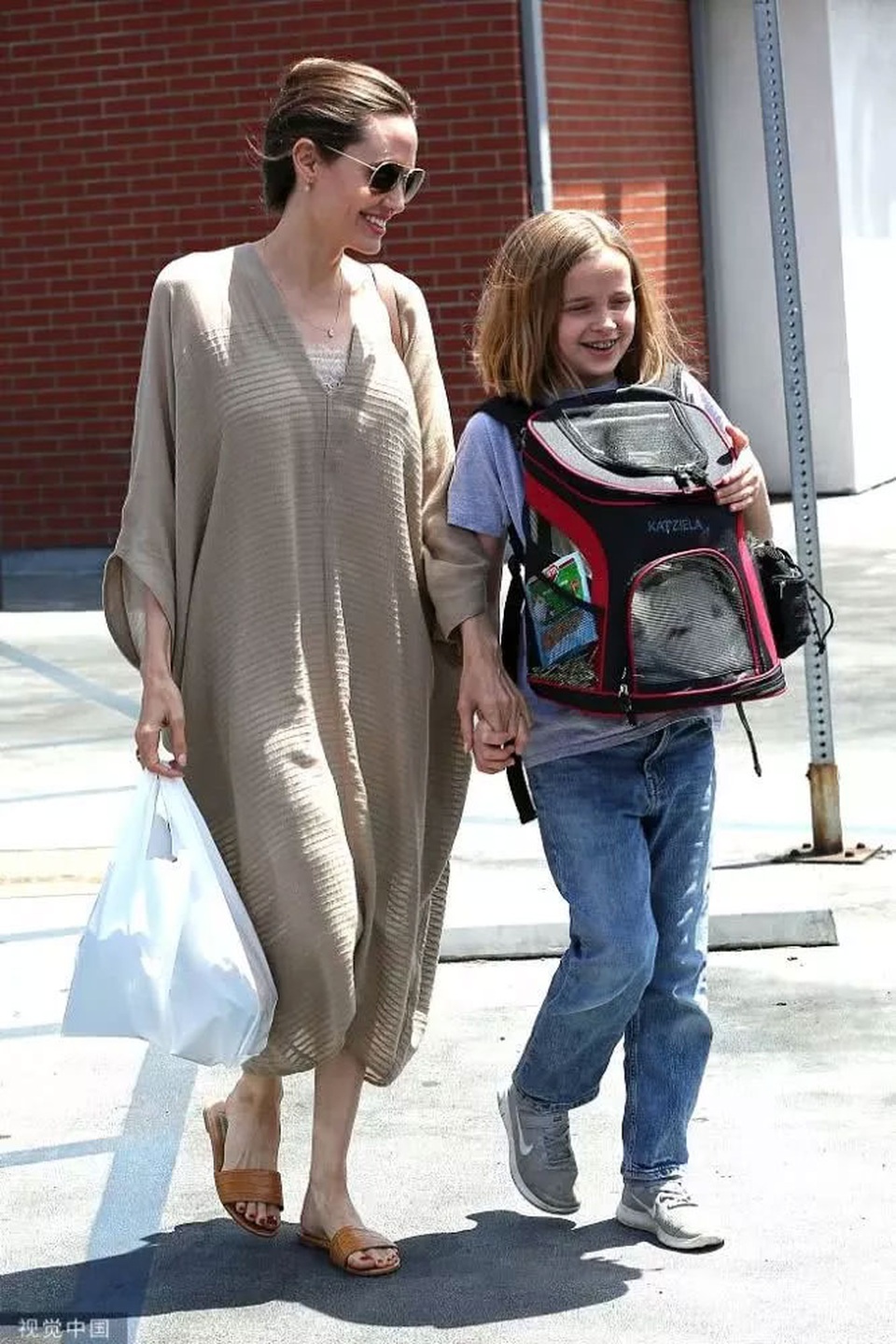 Angelina Jolie xinh đẹp dạo phố cùng con gái nhỏ - 1