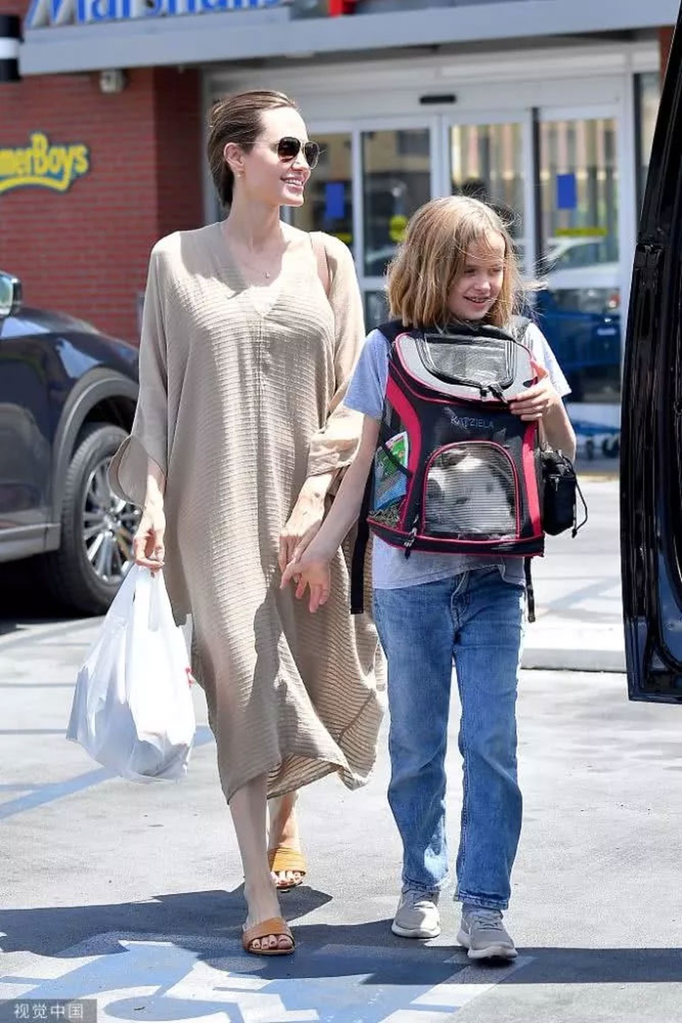 Angelina Jolie xinh đẹp dạo phố cùng con gái nhỏ - 4