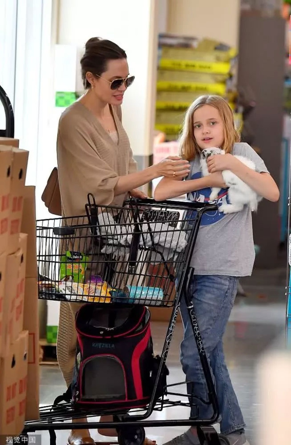 Angelina Jolie xinh đẹp dạo phố cùng con gái nhỏ - 5