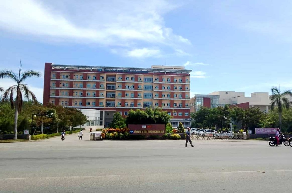 Bé trai 3 tuổi nguy kịch vì uống... nhầm xăng - 1 Bé trai 3 tuổi nguy kịch vì uống... nhầm xăng - 1