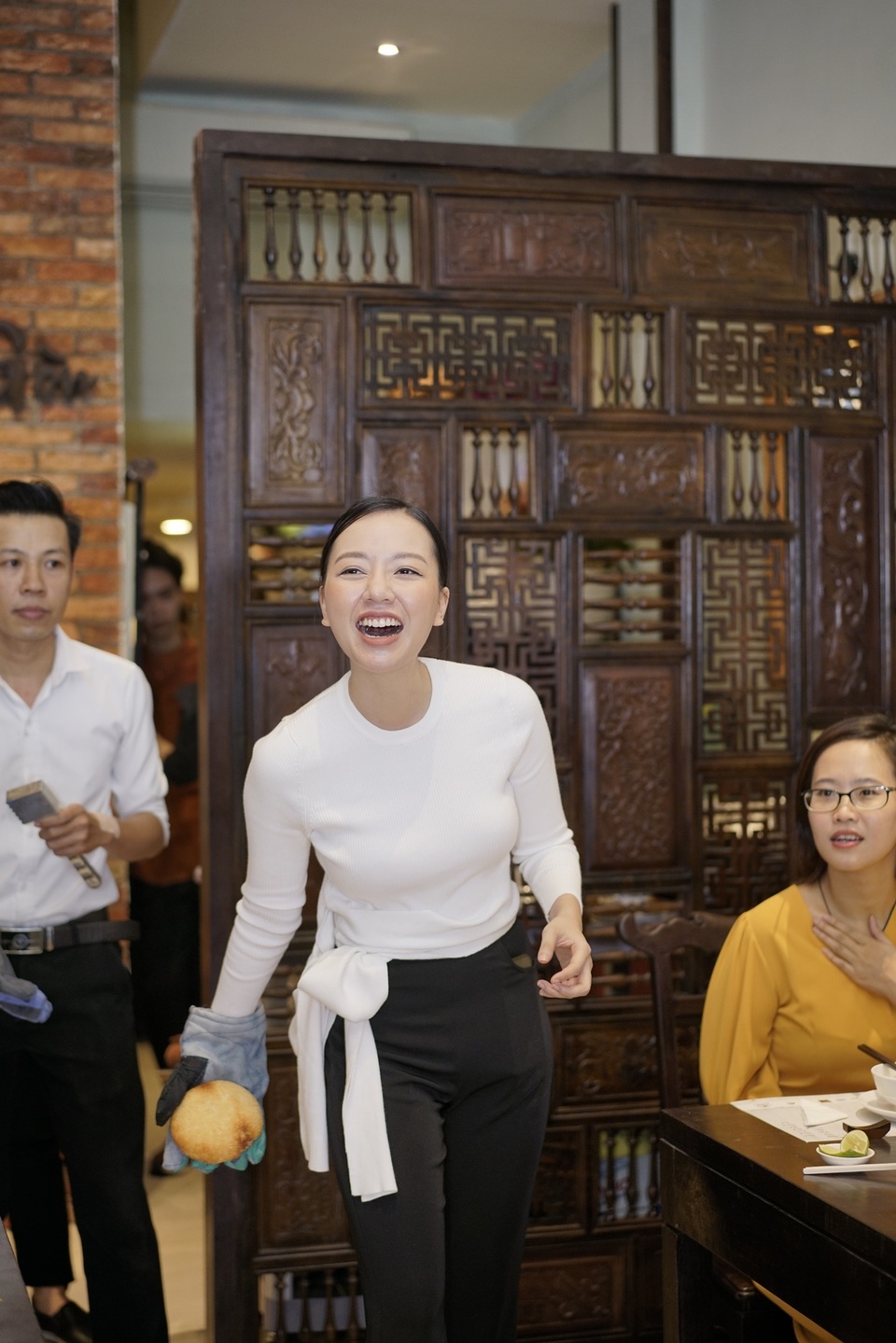 Jun Phạm, Băng Di trổ tài đập niêu truyền thống - 4 Jun Phạm, Băng Di trổ tài đập niêu truyền thống - 4