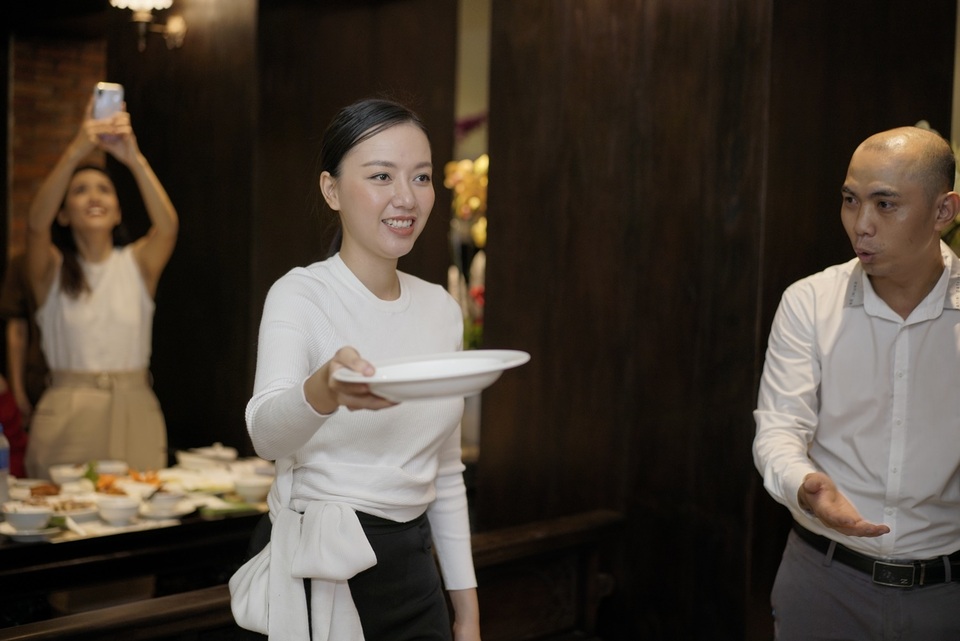 Jun Phạm, Băng Di trổ tài đập niêu truyền thống - 5 Jun Phạm, Băng Di trổ tài đập niêu truyền thống - 5