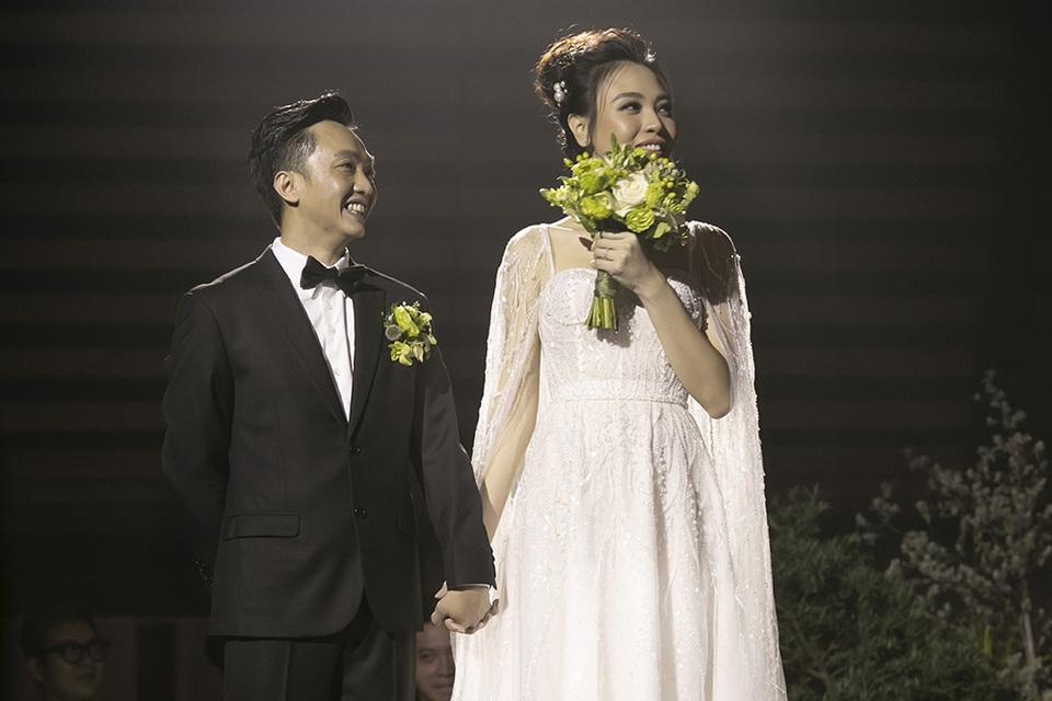 Đàm Thu Trang hôn Cường Đôla say đắm trong hôn lễ - 7 Đàm Thu Trang hôn Cường Đôla say đắm trong hôn lễ - 7