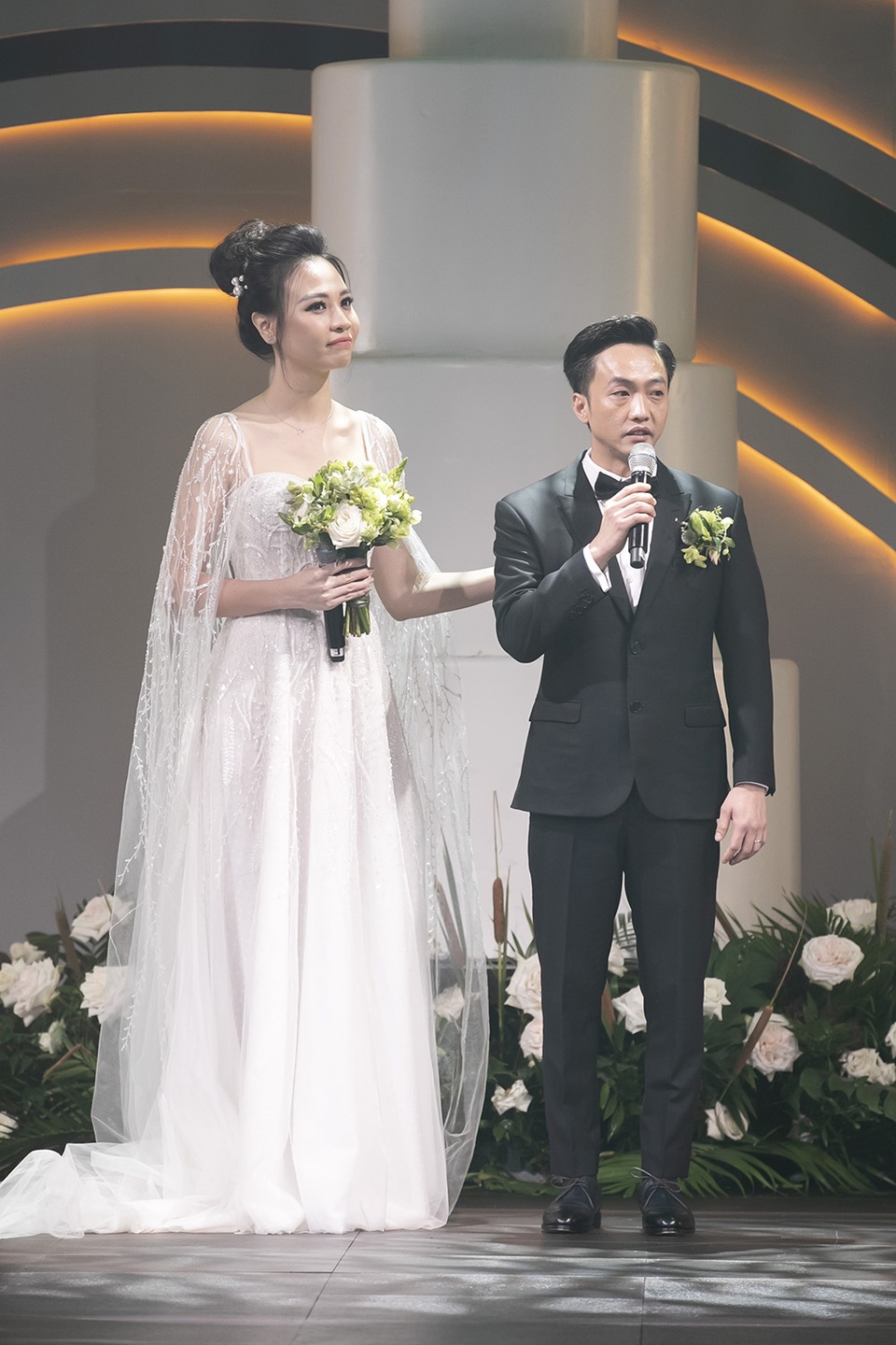 Đàm Thu Trang hôn Cường Đôla say đắm trong hôn lễ - 8 Đàm Thu Trang hôn Cường Đôla say đắm trong hôn lễ - 8
