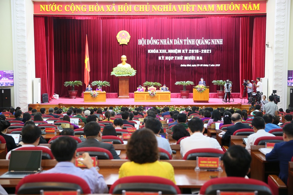 Quảng Ninh lần đầu tiên thực hiện kỳ họp “không giấy tờ” - 1 Quảng Ninh lần đầu tiên thực hiện kỳ họp “không giấy tờ” - 1