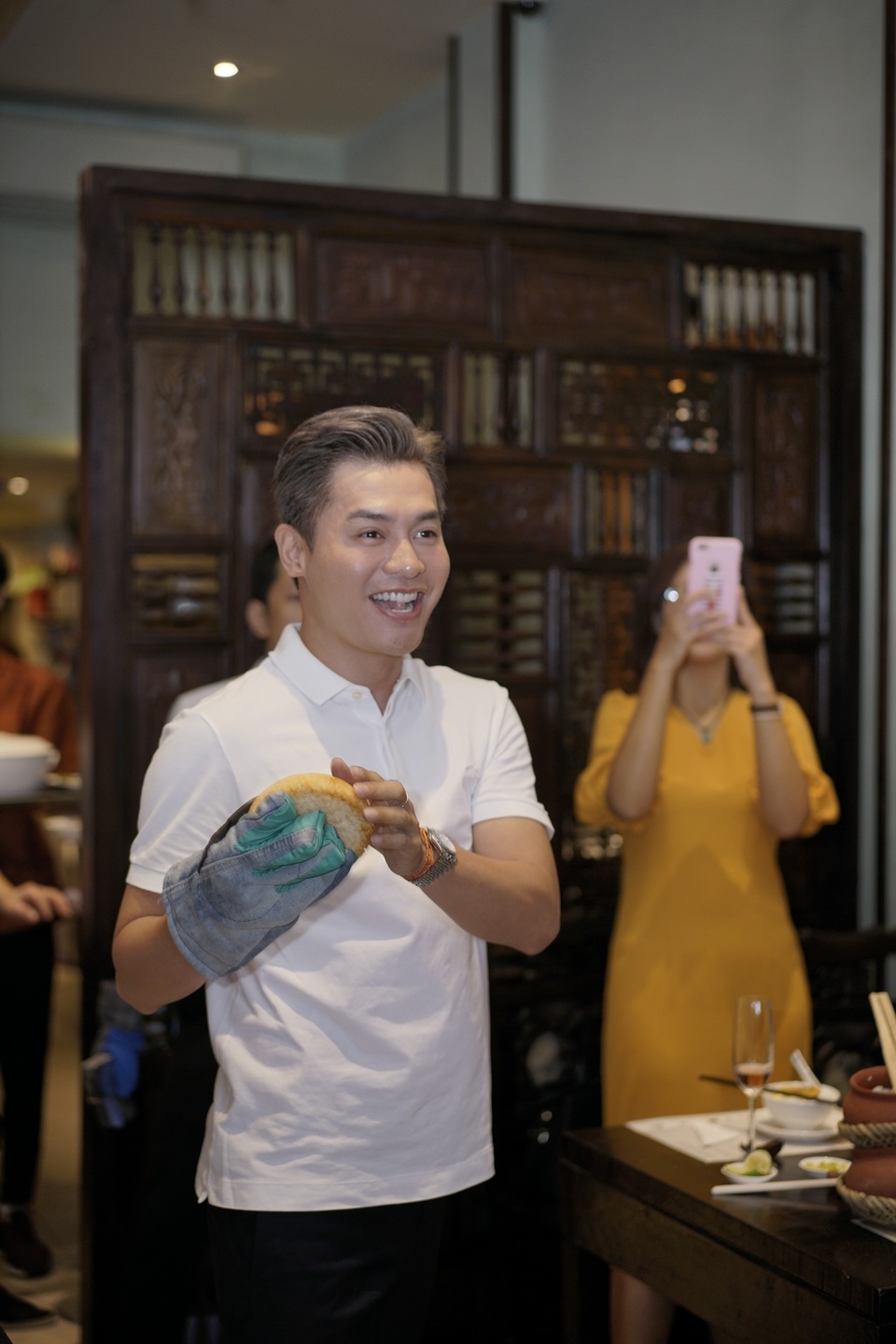 Jun Phạm, Băng Di trổ tài đập niêu truyền thống - 3 Jun Phạm, Băng Di trổ tài đập niêu truyền thống - 3
