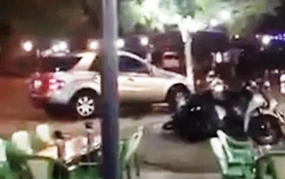 Vụ xe Mercedes liên tục chạy vòng quanh: Phạt tài xế 17 triệu đồng - 1