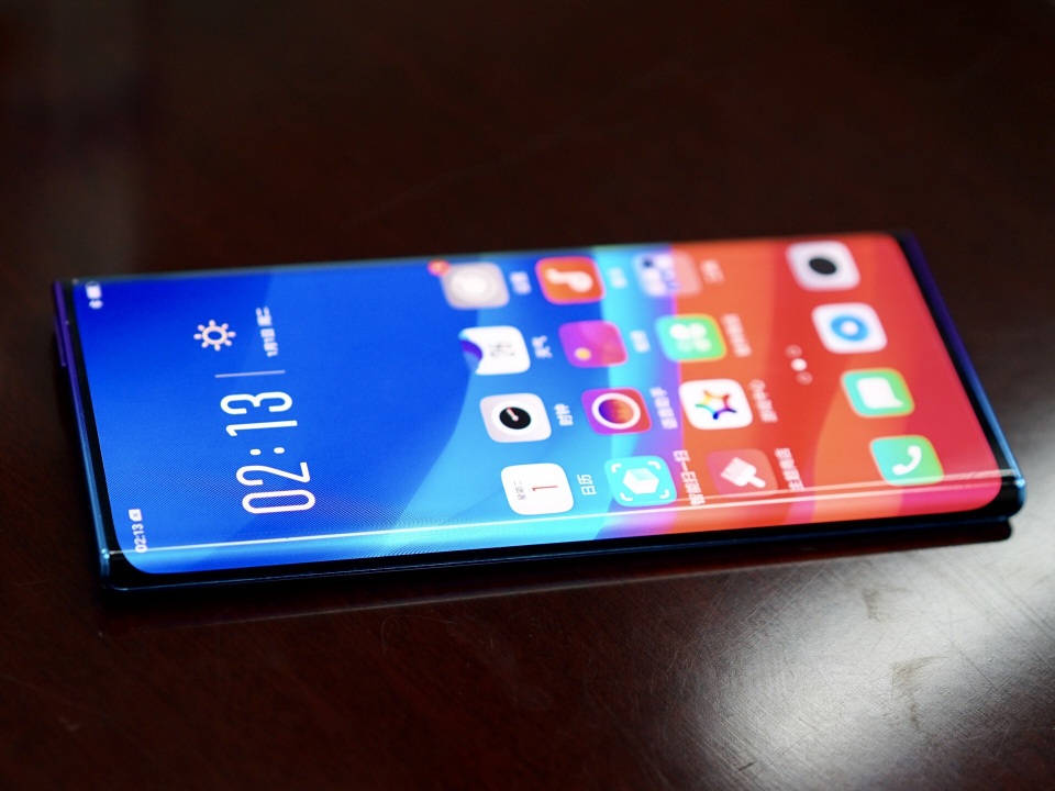 Oppo “khoe” nguyên mẫu smartphone màn hình siêu cong, không có phím bấm vật lý - 1 Oppo “khoe” nguyên mẫu smartphone màn hình siêu cong, không có phím bấm vật lý - 1