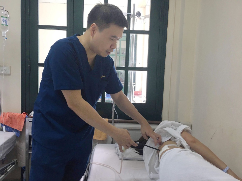 Bác sĩ phát hoảng vì... bệnh nhân hớn hở khoe tiểu ra sỏi dù chỉ uống thuốc lá  - 2