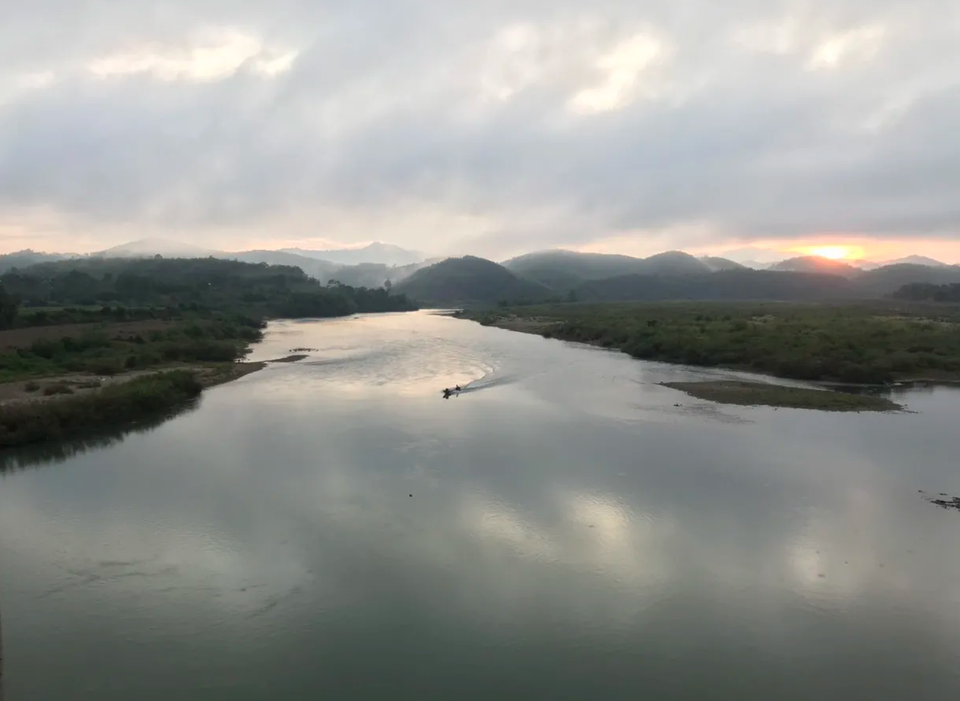 Bình minh lẻ loi trên sông Lam - 2 Bình minh lẻ loi trên sông Lam - 2