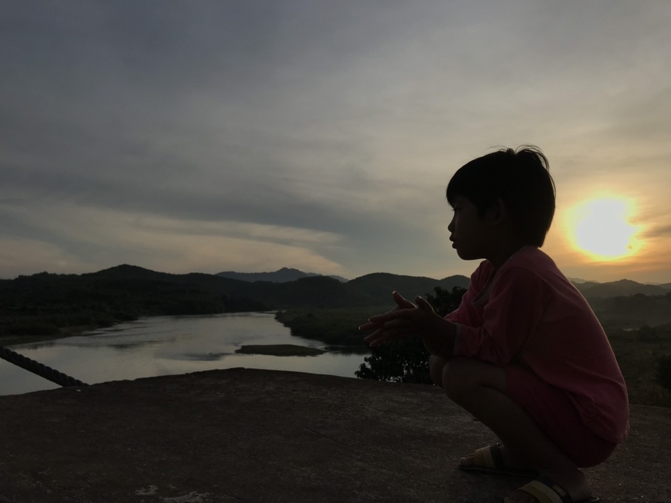 Bình minh lẻ loi trên sông Lam - 6 Bình minh lẻ loi trên sông Lam - 6