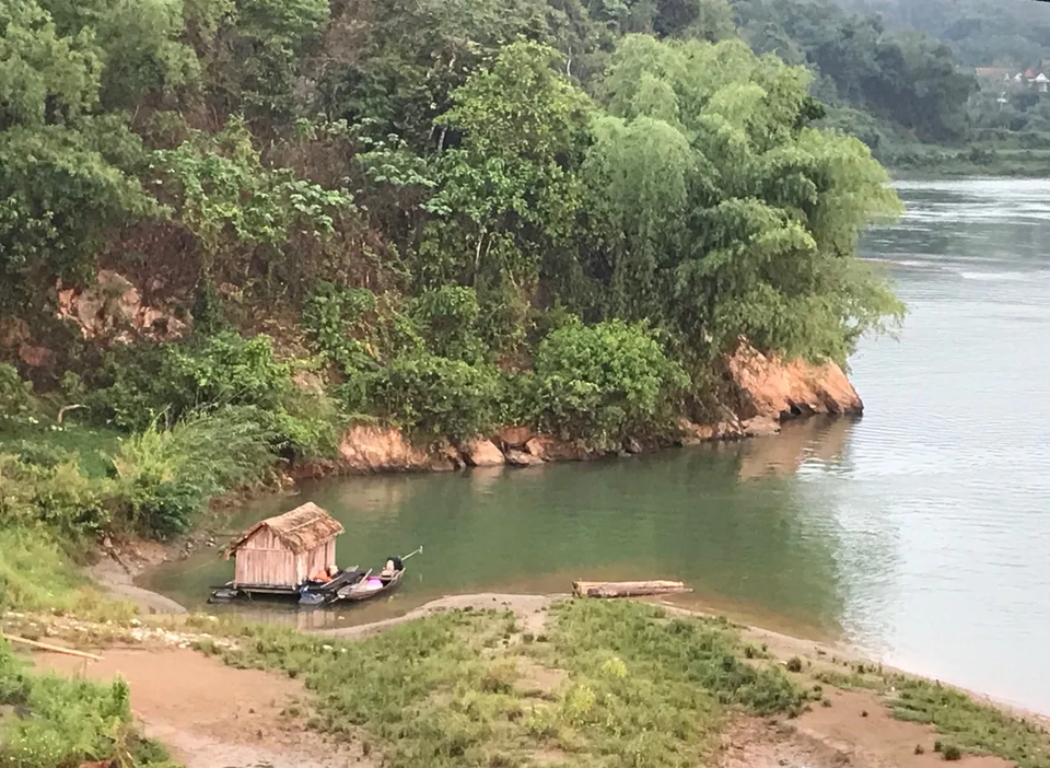 Bình minh lẻ loi trên sông Lam - 4 Bình minh lẻ loi trên sông Lam - 4