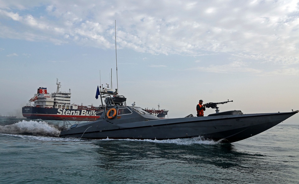 Iran tung video “dằn mặt” tàu chiến Anh trong vụ bắt tàu chở dầu - 1 Iran tung video “dằn mặt” tàu chiến Anh trong vụ bắt tàu chở dầu - 1