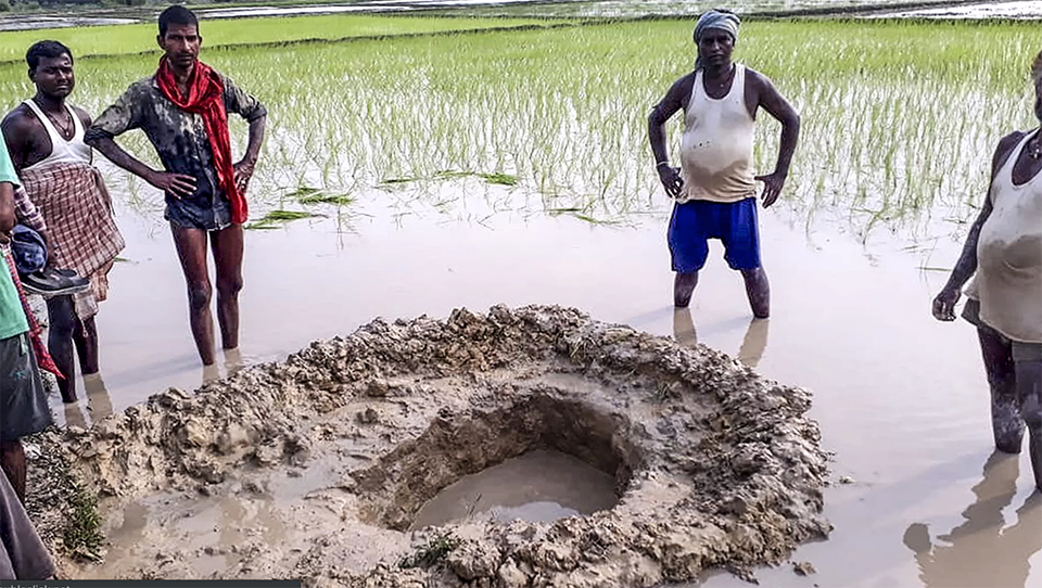 Xôn xao thiên thạch “hạ cánh” xuống cánh đồng lúa ở Ấn Độ - 1 Xôn xao thiên thạch “hạ cánh” xuống cánh đồng lúa ở Ấn Độ - 1