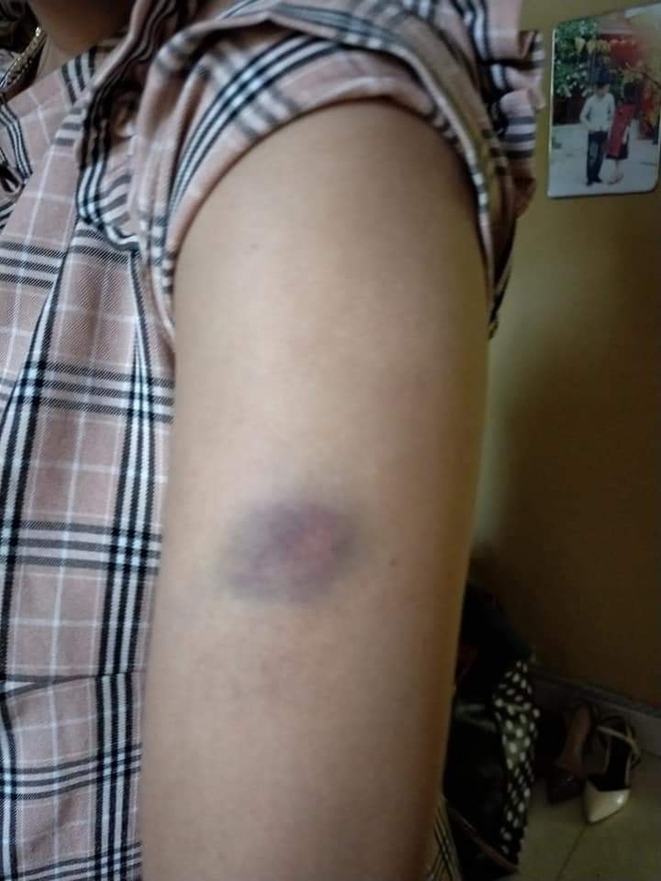 Công an làm việc với người chồng đánh vợ đang mang thai vì tội mua hàng qua mạng - 2