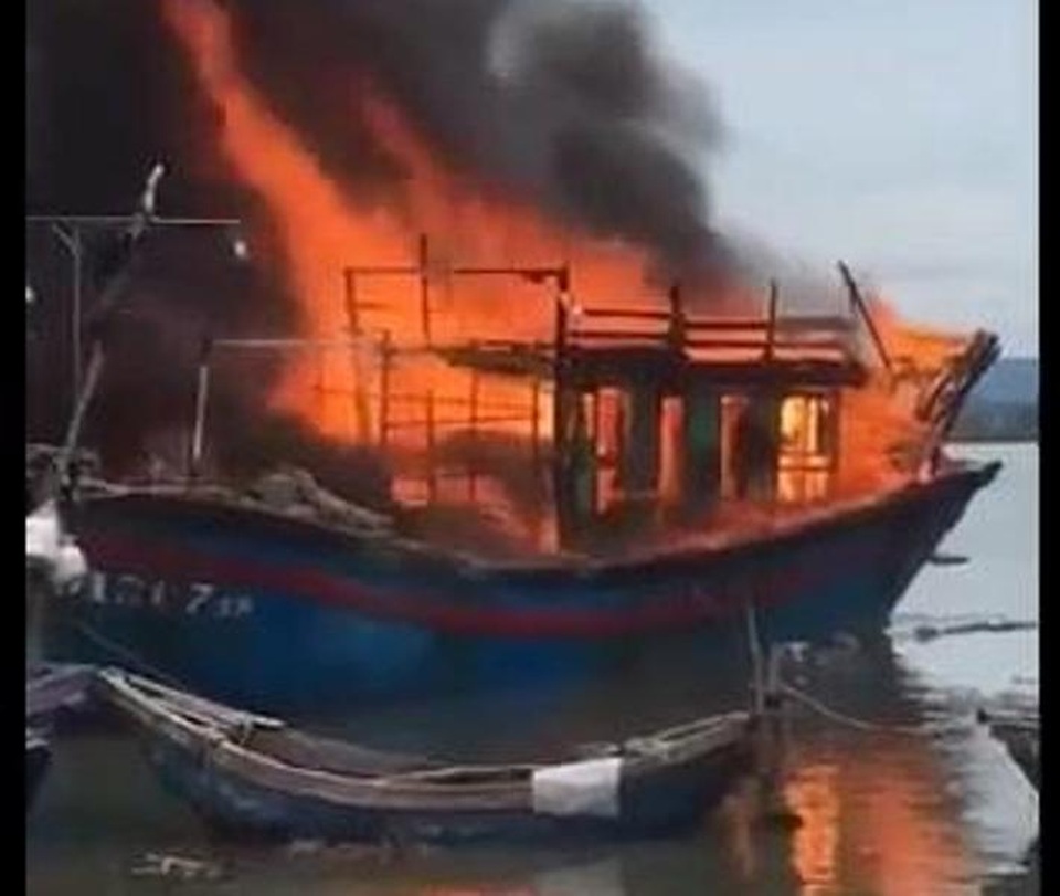 Tàu cá cháy rụi nghi do hàn xì - 1 Tàu cá cháy rụi nghi do hàn xì - 1