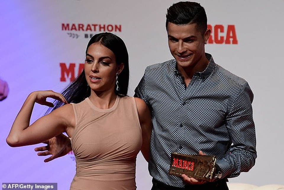 Cristiano Ronaldo looks beautiful with his girlfriend 9X - 1