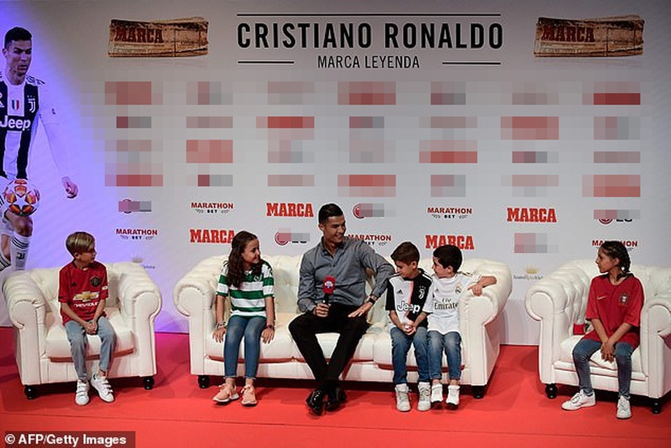 Cristiano Ronaldo looks beautiful with his 9X - 5 girlfriend