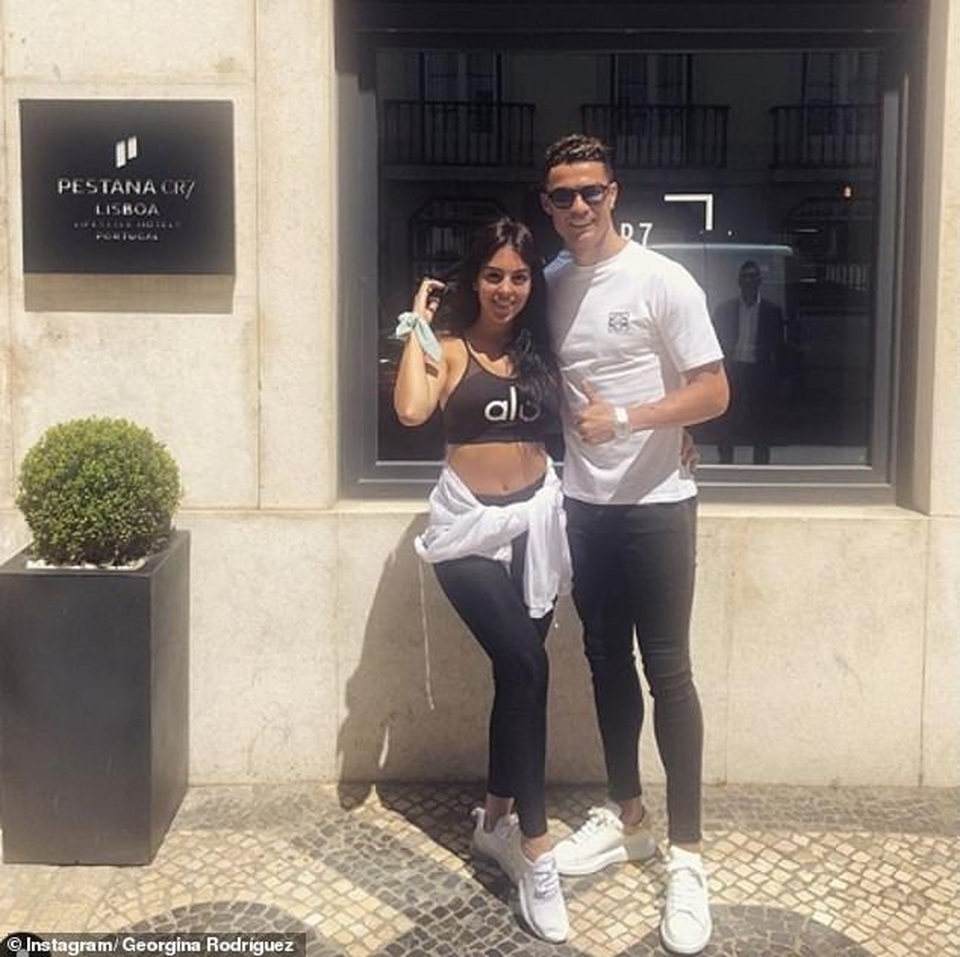 Cristiano Ronaldo looks beautiful with his girlfriend 9X - 7