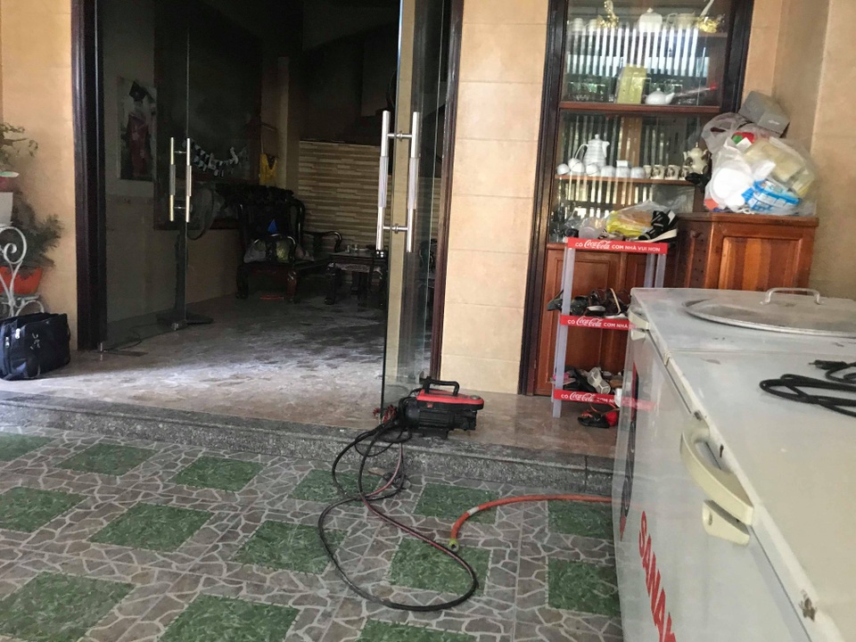 Nghi án đổ xăng đốt nhà khiến 5 người nhập viện - 1 Nghi án đổ xăng đốt nhà khiến 5 người nhập viện - 1