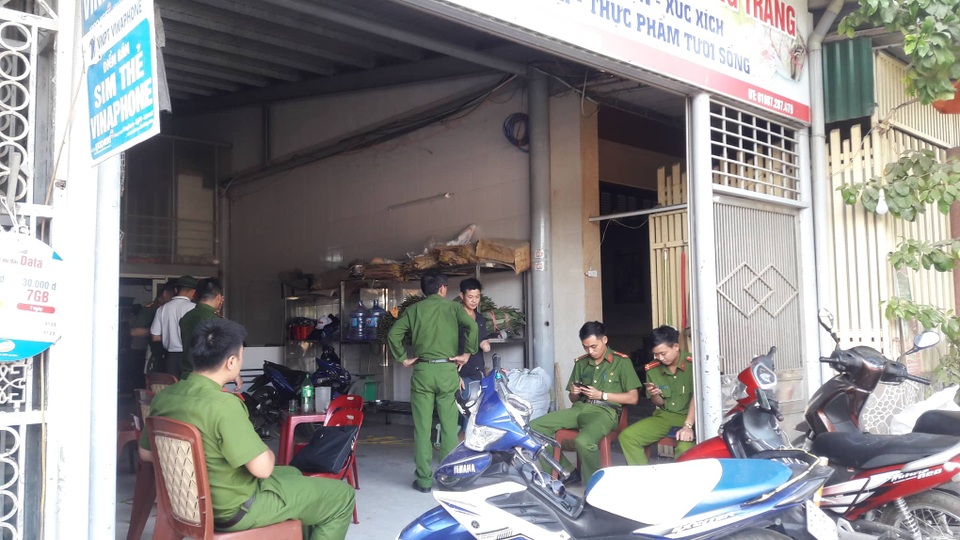 Nghi án đổ xăng đốt nhà khiến 5 người nhập viện - 3 Nghi án đổ xăng đốt nhà khiến 5 người nhập viện - 3