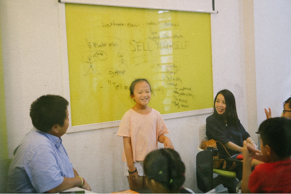 Lớp học Thuyết trình tiếng Anh cùng Đỗ Nhật Nam: Cho đi tri thức, nhận lại yêu thương - 3 Lớp học Thuyết trình tiếng Anh cùng Đỗ Nhật Nam: Cho đi tri thức, nhận lại yêu thương - 3